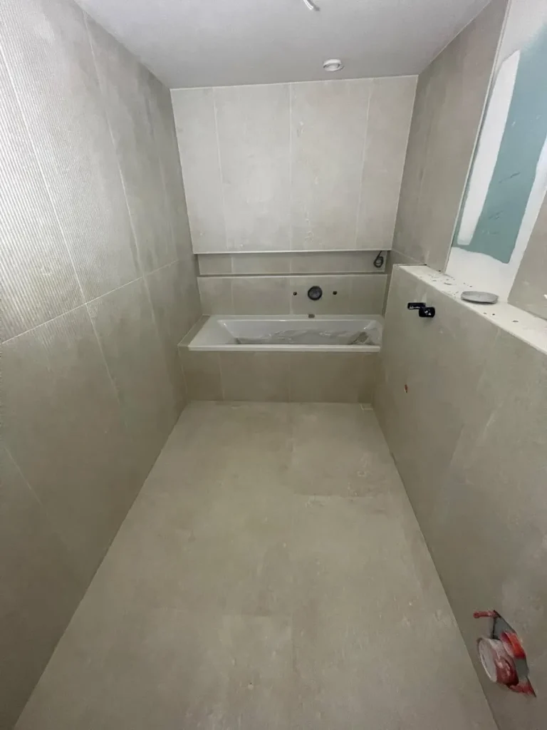 Réalisation de rénovation de salle de bains par IDCarré, carreleur à Bouguenais