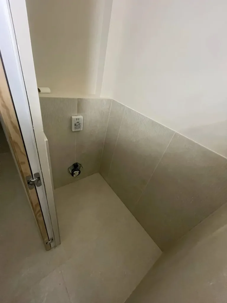 Réalisation de rénovation de salle de bains par IDCarré, carreleur à Bouguenais