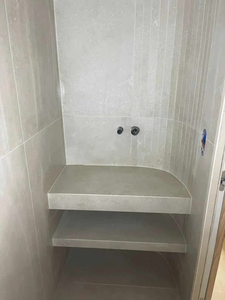 Réalisation de rénovation de salle de bains par IDCarré, carreleur à Bouguenais