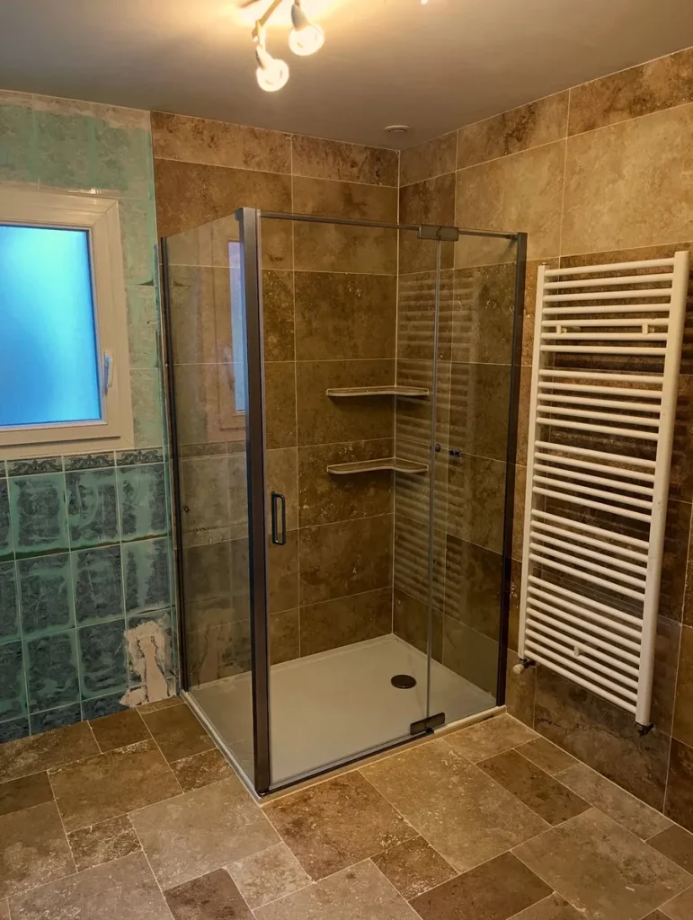 Réalisation de rénovation de salle de bains par IDCarré, carreleur à Bouguenais